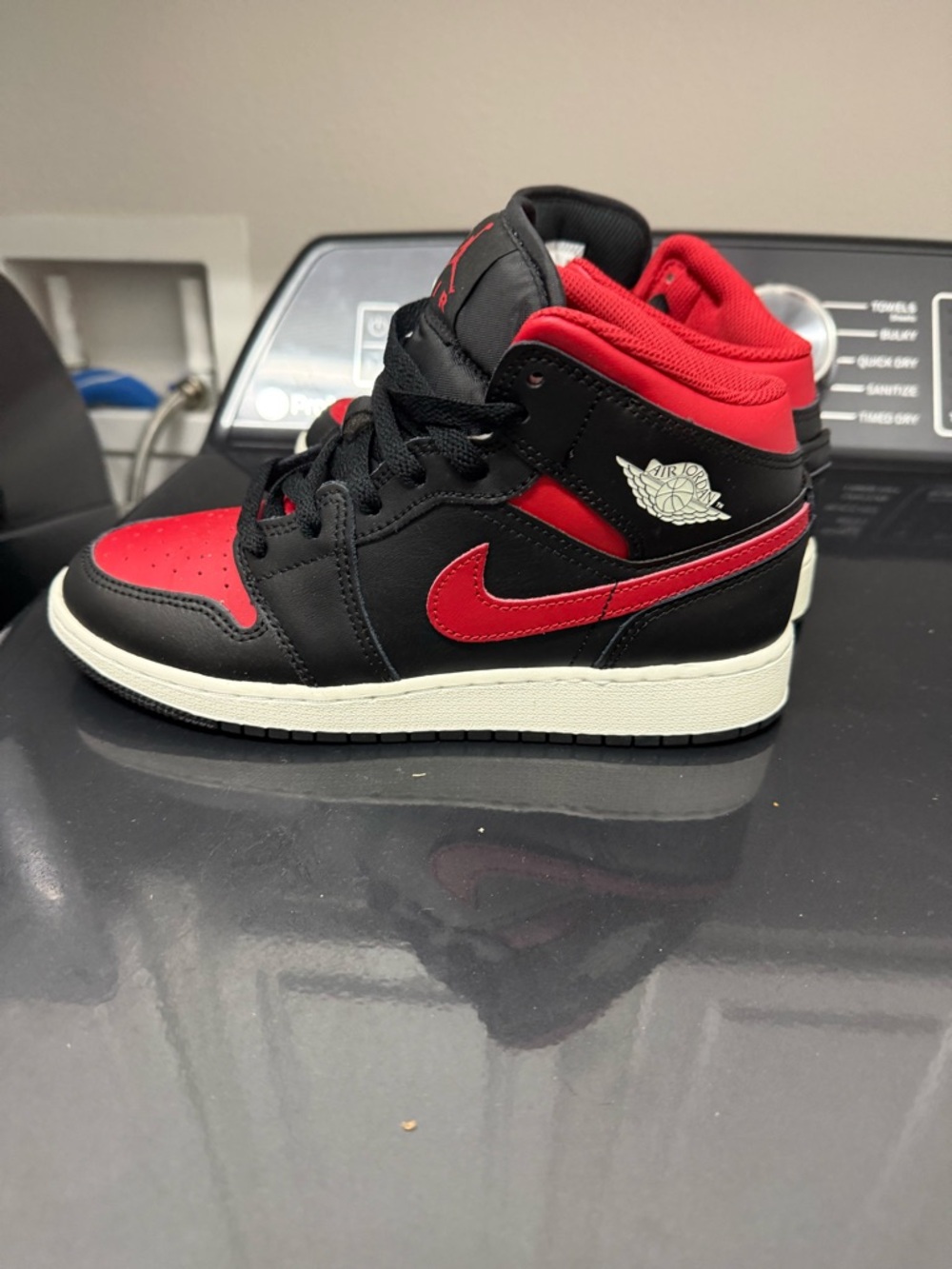 Jordan 1 Mid “Black/Varsity Red/Summit White” Grade School Sneakers Never Worn